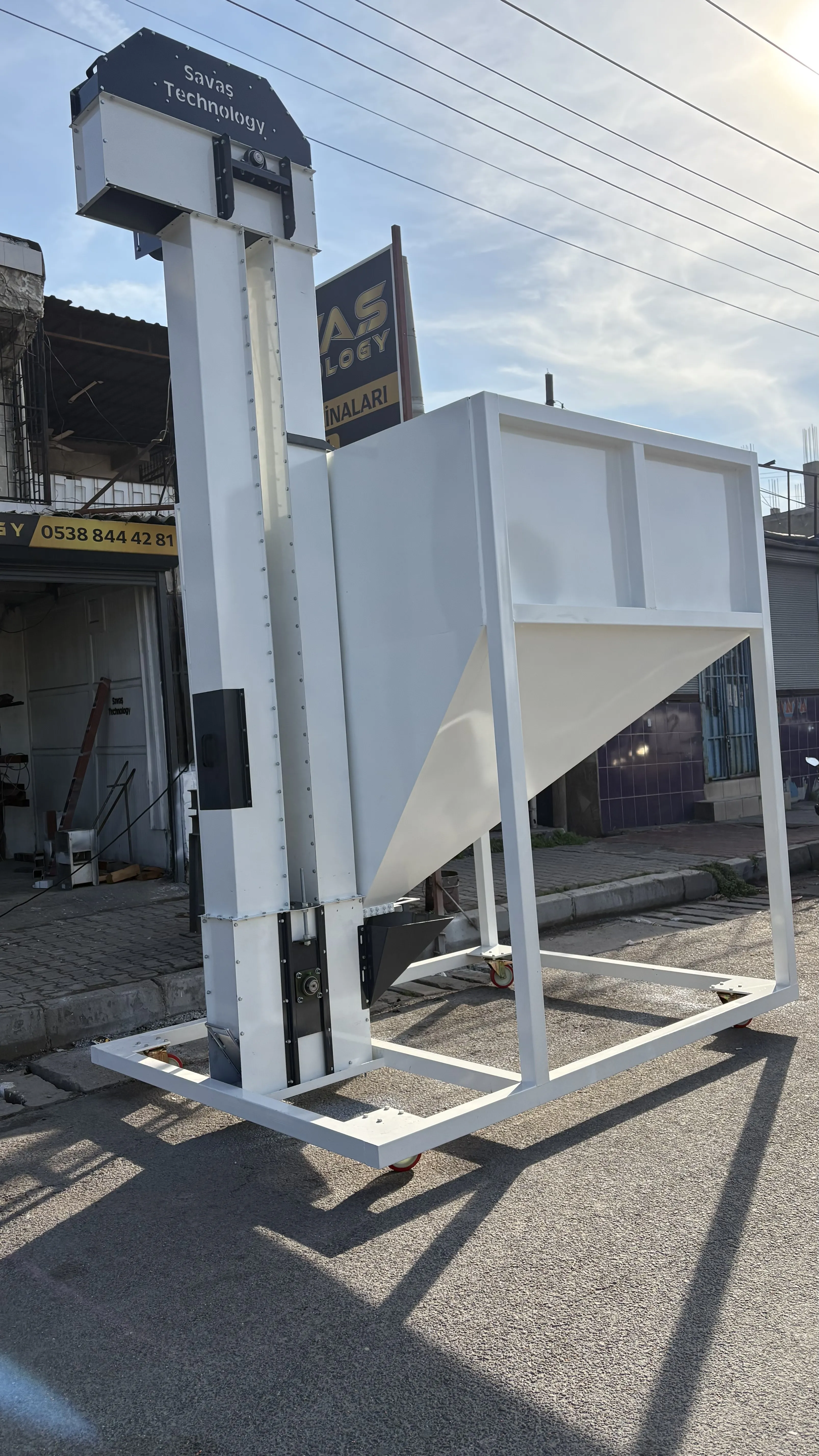 Elevatörlü 4 Ton Kapasisteli  Bunker 